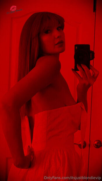 Full leaked Itsjustblondie  page private onlyfans photo