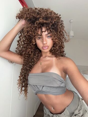 Full leaked Mina min/ private onlyfans photo