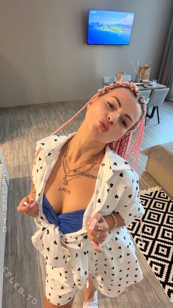 Full leaked Karolinka ofi private onlyfans photo