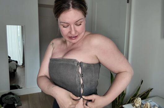 Full leaked Selina schwarz/ private onlyfans photo