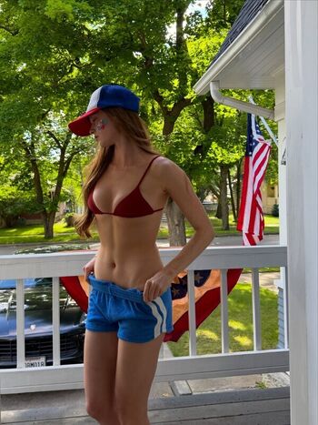Full leaked Larsen thompson private onlyfans photo