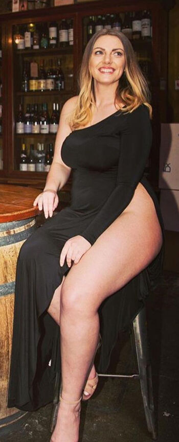 Full leaked Lauracurvemodel private onlyfans photo