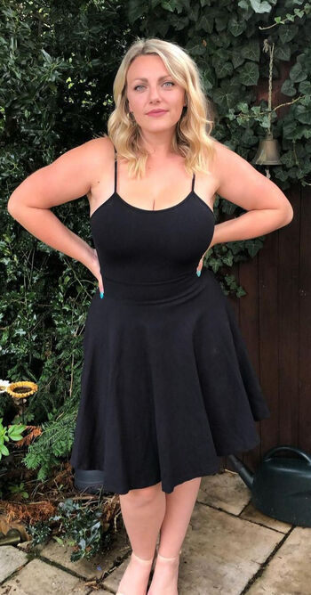 Full leaked Lauracurvemodel private onlyfans photo