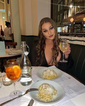 Full leaked Laurraaa m page private onlyfans photo