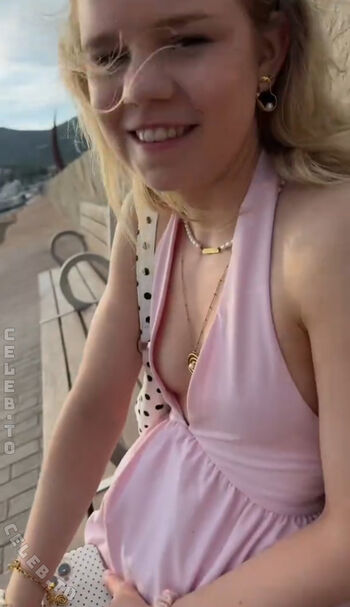 Full leaked Lea peach private onlyfans photo