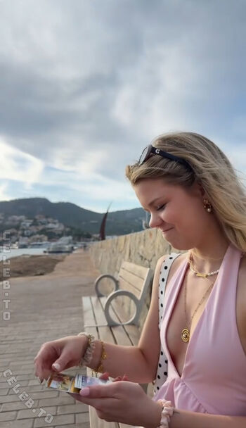 Full leaked Lea peach private onlyfans photo