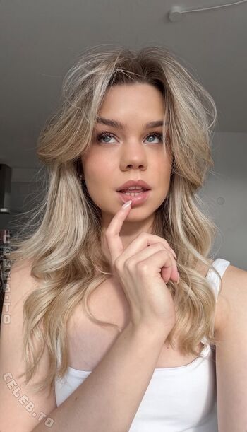 Full leaked Lea peach private onlyfans photo
