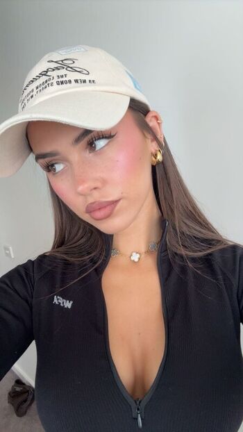 Full leaked Leah halton page private onlyfans photo