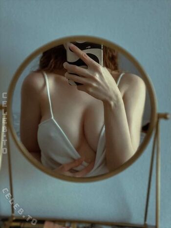 Full leaked Leratlerat page private onlyfans photo