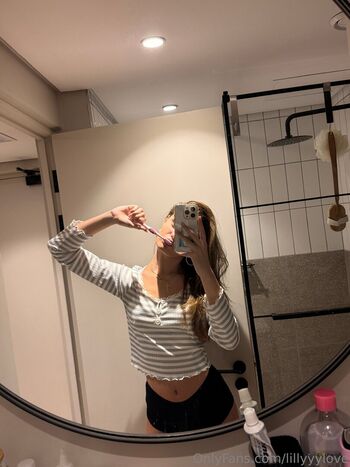 Full leaked Lilyloveeee private onlyfans photo