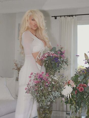 Full leaked Lindsey pelas  page private onlyfans photo