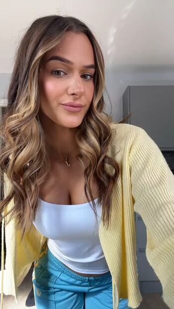 Full leaked Louiseereid private onlyfans photo