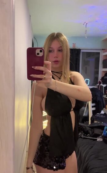 Full leaked Luu dailoff private onlyfans photo