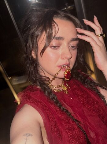 Full leaked Maisie williams page private onlyfans photo
