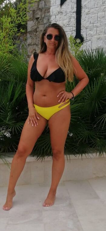 Full leaked Mature women private onlyfans photo