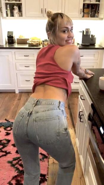 Full leaked Miley cyrus page private onlyfans photo