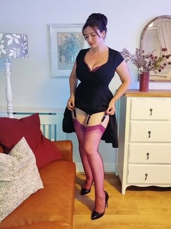 Full leaked Missvintagedresses private onlyfans photo