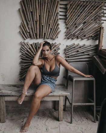 Naila Van Kommer