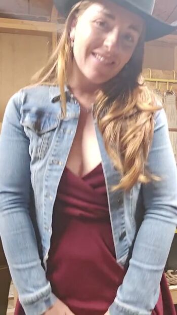 naughtyredfarmgirl