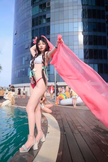 Neyu H Cosplay
