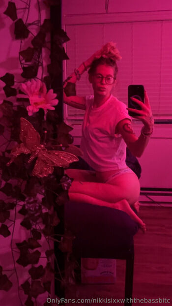 nikkisixxwiththebassbitc