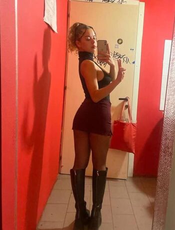 Full leaked Nilufer yanya private onlyfans photo