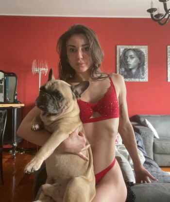 ninamissfit.model