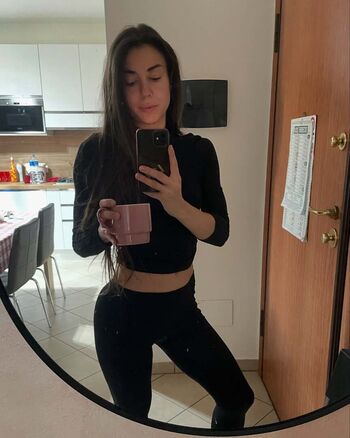 ninamissfit.model