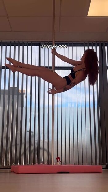 Full leaked Pole dance private onlyfans photo
