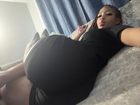 Full leaked Prettyissuee private onlyfans photo