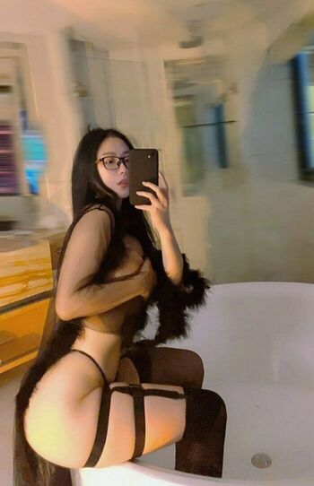 Full leaked Qiaoniutt page private onlyfans photo