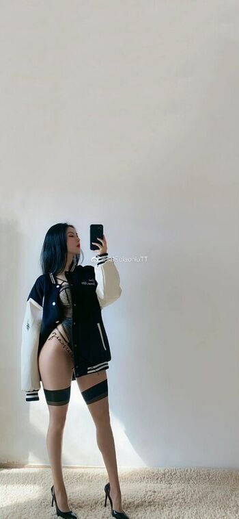 Full leaked Qiaoniutt  page private onlyfans photo