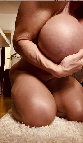 Full leaked Queenmuscleboobs private onlyfans photo