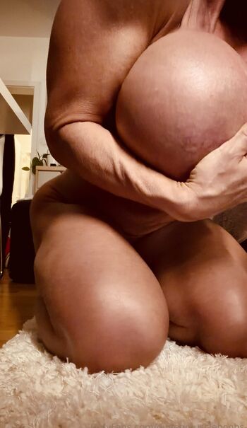Full leaked Queenmuscleboobs private onlyfans photo
