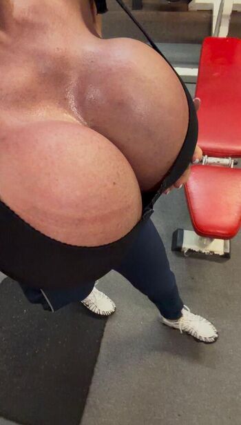 Full leaked Queenmuscleboobs private onlyfans photo