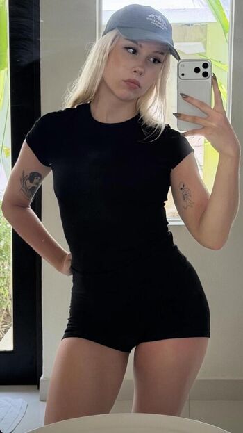 Full leaked Sarahtonin private onlyfans photo