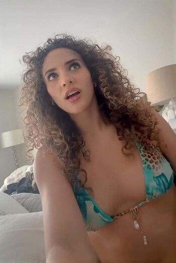 Sofie Dossi