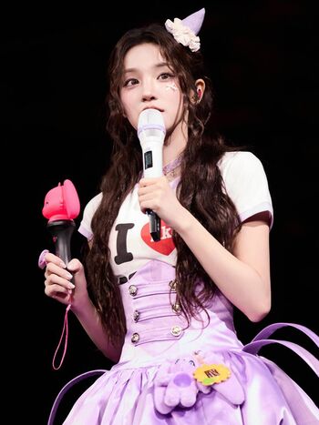 Full leaked Song yuqi private onlyfans photo