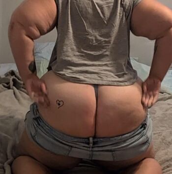 Full leaked Tattooed chubby private onlyfans photo