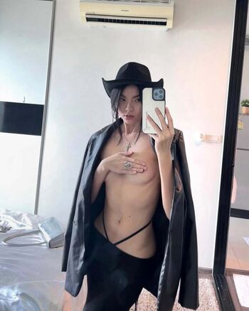 Full leaked Thai girls private onlyfans photo