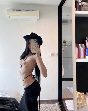 Full leaked Thai girls private onlyfans photo