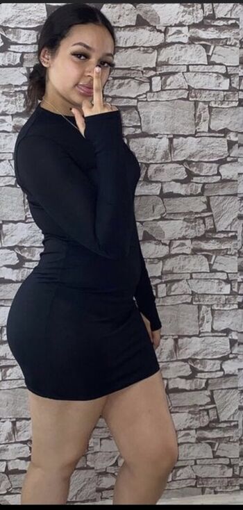 Full leaked Tia louise private onlyfans photo