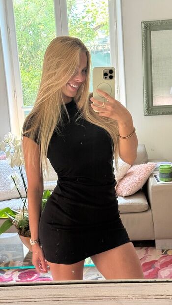Full leaked Tiktokwithmoka private onlyfans photo
