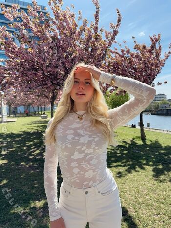 Full leaked Vallixpauline private onlyfans photo