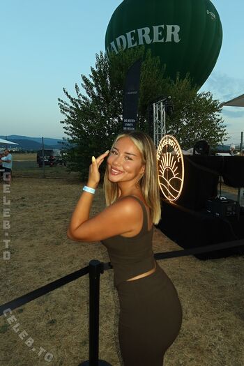 Full leaked Valonaash private onlyfans photo