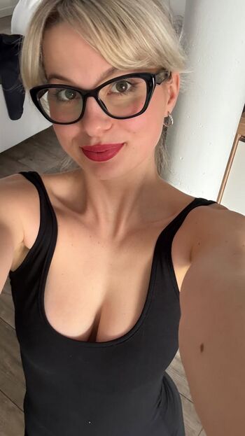 Full leaked Varvarik star private onlyfans photo