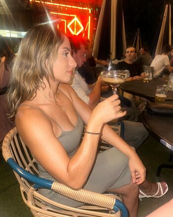 Violeta Dee