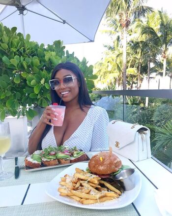 Full leaked Chioma lovv/ private onlyfans photo