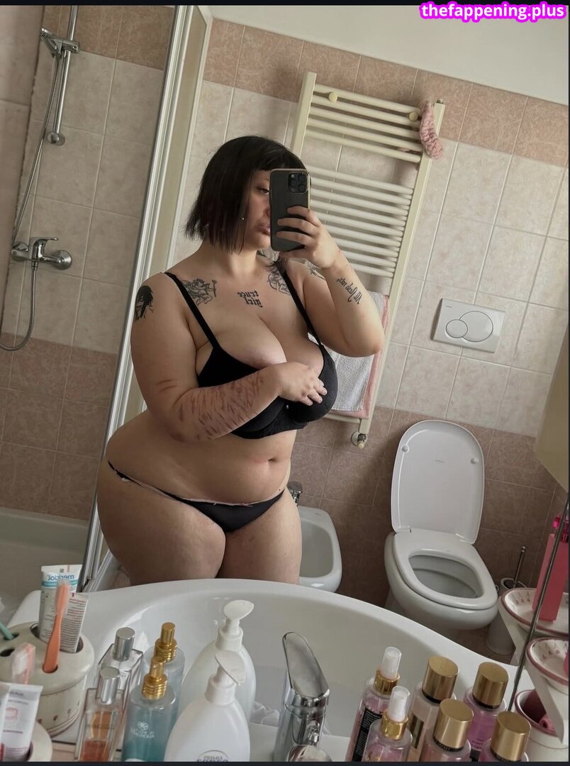 Mxmmytina / VVALENTINABONETALLI Nude OnlyFans Photo #130