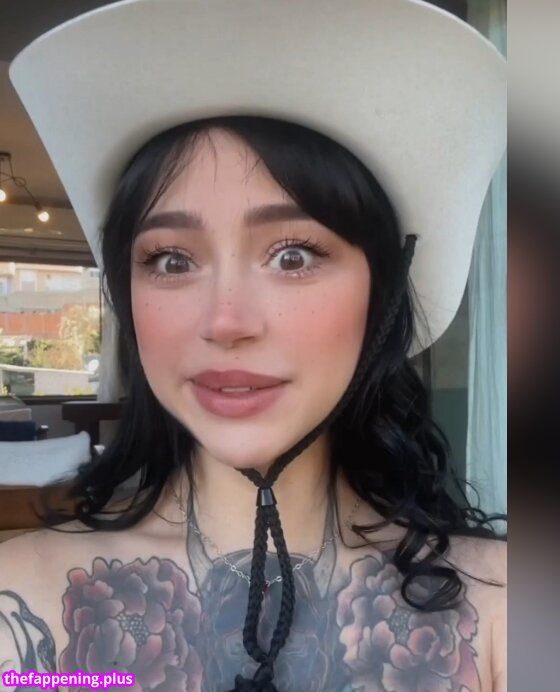 Who is this / leaked photo video viral